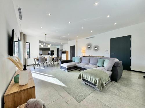 un salon avec un canapé et une table dans l'établissement Villa Porto- Vecchio avec piscine 8 pers, à Lecci