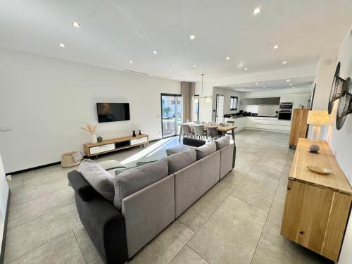 un salon avec un canapé et une table dans l'établissement Villa Porto- Vecchio avec piscine 8 pers, à Lecci