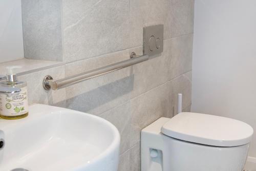 Bilik mandi di Cusgarne Manor self-catering - adults only