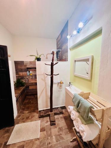 a bathroom with a wooden cross on the wall at Casa Ake in Aké