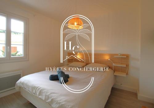 Cette chambre dispose d'un lit avec un panneau. dans l'établissement Duplex au coeur du Port d'Hyères- Plages Parking BY HC, à Hyères