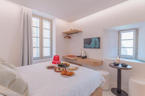 - une chambre avec un lit et un plateau de nourriture dans l'établissement The Bell Tower l In Old Village l Shellter Rentals, à Saint-Tropez