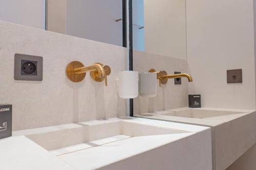 une salle de bain avec un lavabo et un miroir dans l'établissement The Bell Tower l In Old Village l Shellter Rentals, à Saint-Tropez