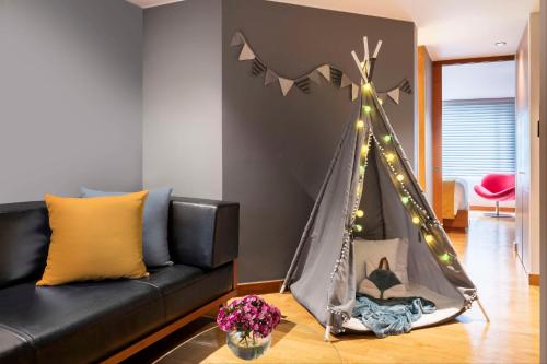ボゴタにあるAvani Royal Zona T Bogotá Hotelのリビングルーム(ソファ、テント付)