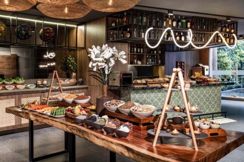 ボゴタにあるAvani Royal Zona T Bogotá Hotelのキッチンのテーブルに並べられたビュッフェ形式の料理