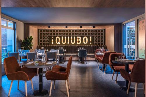 ボゴタにあるAvani Royal Zona T Bogotá Hotelのテーブルと椅子が備わるレストラン