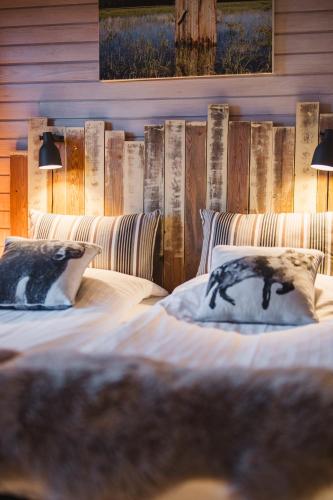 a bedroom with two beds and two couches at Lodge 67°N Lapland in Äkäslompolo