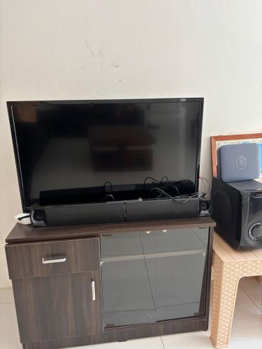 Μια τηλεόραση ή/και κέντρο ψυχαγωγίας στο Spacious 3BHK for a Perfect Stay
