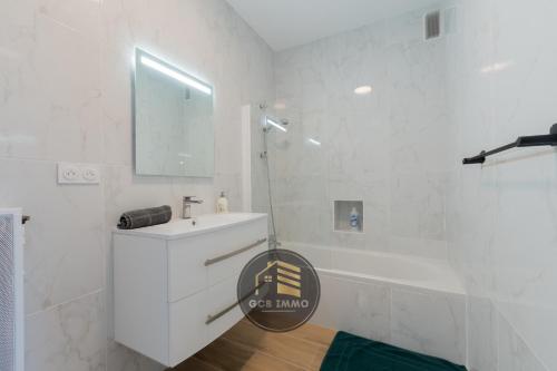 Photo de la galerie de l'établissement Joffre T2 centre ville - Climatisation - TV 120cm, à Grenoble