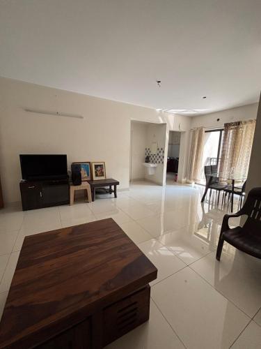 Μια τηλεόραση ή/και κέντρο ψυχαγωγίας στο Spacious 3BHK for a Perfect Stay