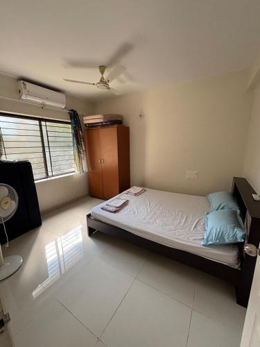 Ένα ή περισσότερα κρεβάτια σε δωμάτιο στο Spacious 3BHK for a Perfect Stay