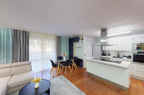 une cuisine et un salon avec un canapé et une table dans l'établissement Cozy Apt with Balcony - 5 min to the Beach, à Nice