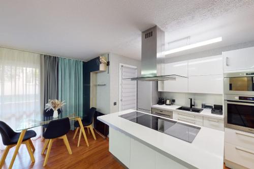 Cozy Apt with Balcony - 5 min to the Beach