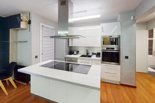 Cozy Apt with Balcony - 5 min to the Beach