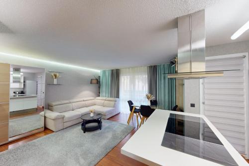 Cozy Apt with Balcony - 5 min to the Beach