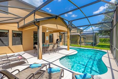 Bazén v ubytování Lux Escape: Private Pool, Game Room & Near Disney nebo v jeho okolí