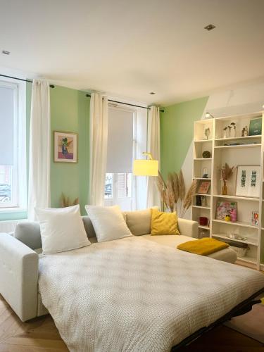 un salon avec un canapé et une table dans l'établissement L'abreuvoir - Appartement Hypercentre Metz, à Metz