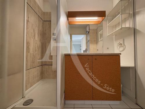 La salle de bains privative est pourvue d'un lavabo et d'une douche. dans l'établissement 1ere ligne et vue mer, T3 pour 5 personnes, à Sète