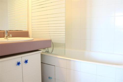 une salle de bain avec un lavabo et une baignoire dans l'établissement Appt 2 pièces LA ROCHELLE - LR440-003, à La Rochelle