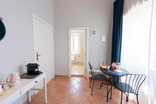 a kitchen with a table and chairs in a room at Artis Mare in Pozzuoli