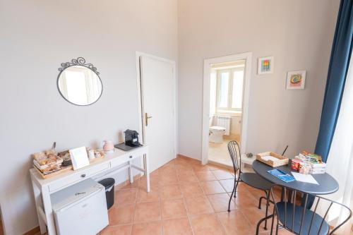 a room with a desk and a table and chairs at Artis Mare in Pozzuoli