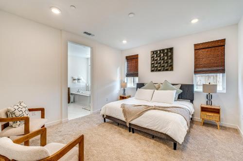 Postel nebo postele na pokoji v ubytování 15 Mi to Dtwn Sacramento Newly Built Home!