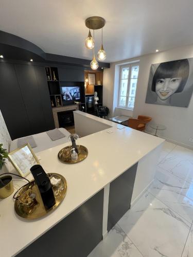 - un salon avec une table blanche et un téléphone dans l'établissement Enjoy ArchiLyon by camalan !, à Lyon