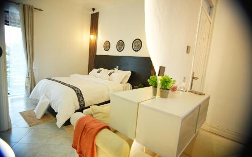 Postel nebo postele na pokoji v ubytování Home2Suite by Veronica Buziga, Munyonyo- Luxury with Netflix, Wi-Fi, & Free Parking