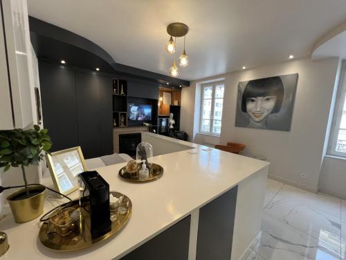 une cuisine et un salon avec un comptoir blanc dans l'établissement Enjoy ArchiLyon by camalan !, à Lyon