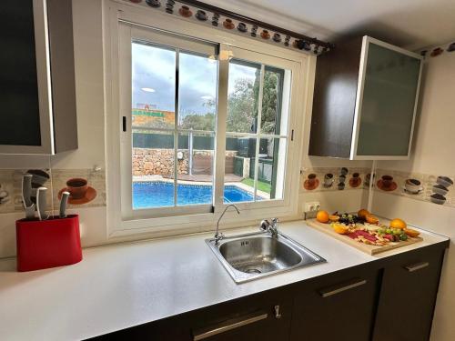 a kitchen with a sink and a window at Villa Dolce Vita lujo in Puigderrós