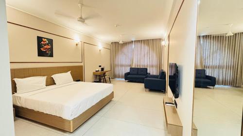 Postel nebo postele na pokoji v ubytování Bhavanta Hotel & Resort