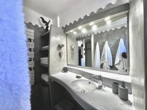 une salle de bain avec un lavabo et un miroir dans l'établissement ApartHotel Riviera - Balcon du Serrurier - Old Town - Promenade des Anglais, à Nice