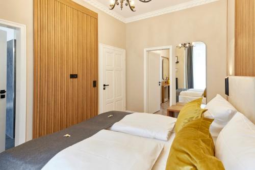 a bedroom with a large bed with white pillows at Hoffmanns Weinstube in Bernkastel-Kues