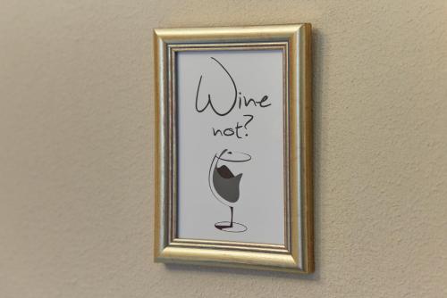 a picture of a wine glass in a frame on a wall at Hoffmanns Weinstube in Bernkastel-Kues