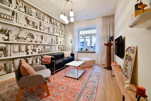 a living room with shelves of ceramics at Premium Quartier CLARA , KARL und FRITZ auf dem Kaßberg mit eigenem Stellplatz in Chemnitz
