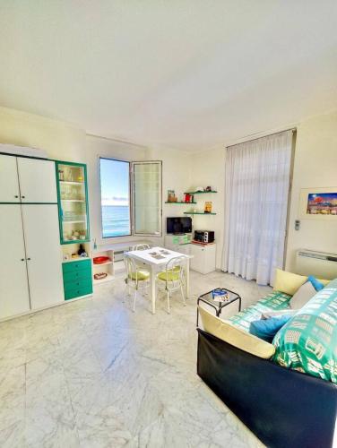 un salon avec un canapé et une table dans l'établissement Bilocale Fronte Mare, à Menton