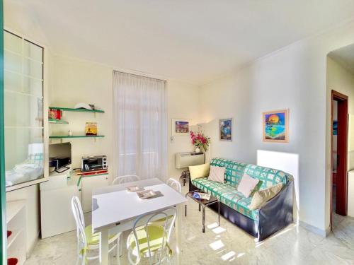 un salon avec un canapé et une table dans l'établissement Bilocale Fronte Mare, à Menton