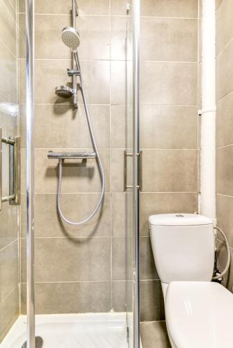 La salle de bains est pourvue d'une douche et de toilettes. dans l'établissement Le Central - tout à pied - wifi, à Carcassonne