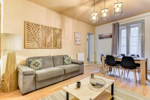 un salon avec un canapé et une table dans l'établissement Le Central - tout à pied - wifi, à Carcassonne