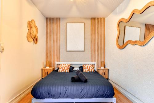 une chambre avec un lit et un miroir au mur dans l'établissement Le Central - tout à pied - wifi, à Carcassonne