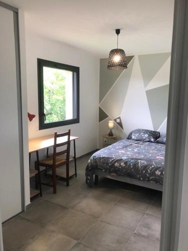 une chambre avec un lit, un bureau et une fenêtre dans l'établissement TUAMOTU - Location 3 Chambres le Bourget du Lac Chambéry, au Bourget-du-Lac