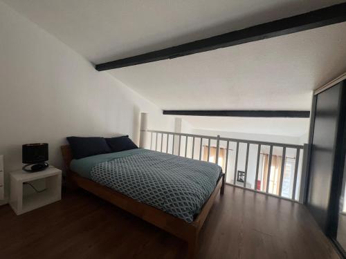 une chambre avec un lit et un balcon dans l'établissement T2 4 couchage très bon emplacement, à Bordeaux