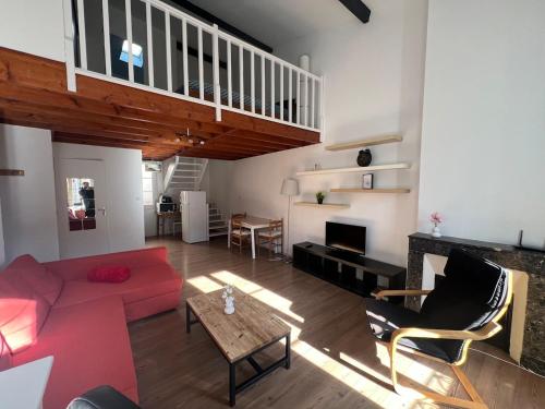 un salon avec un canapé rouge et une table dans l'établissement T2 4 couchage très bon emplacement, à Bordeaux