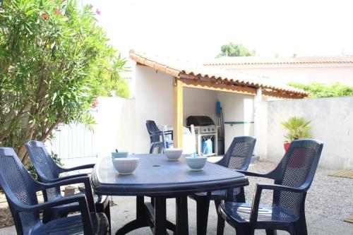 - une table et des chaises sur une terrasse avec barbecue dans l'établissement Mais 2 pièces mezza CHATELAILLON PLAGE - CL080-064, à Châtelaillon-Plage