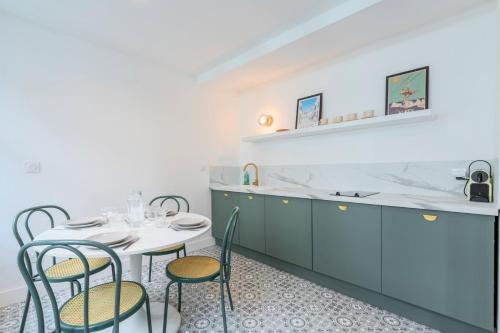 une salle à manger avec une table et des chaises dans l'établissement Lille Hypercentre appartement 2 chambres, à Lille