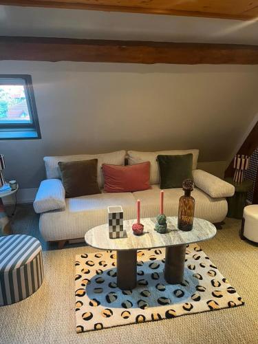 un salon avec un canapé et une table dans l'établissement Appartement T2 quartier calme proche centre ville, à Le Touquet-Paris-Plage