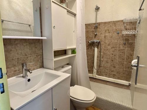 une salle de bain avec un lavabo, des toilettes et une douche dans l'établissement Studio cabine 4 couchages ARGELES SUR MER AR720-004, à Argelès-sur-Mer