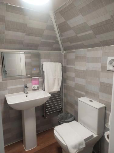 Ένα μπάνιο στο Heathrow Windsor Guest house with Airport parking