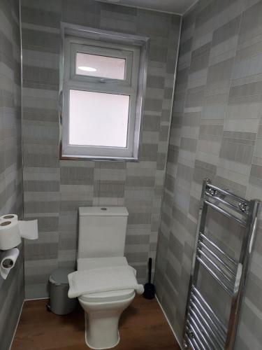 Ένα μπάνιο στο Heathrow Windsor Guest house with Airport parking