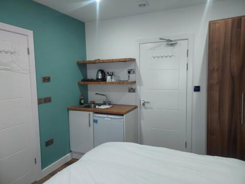 Η κουζίνα ή μικρή κουζίνα στο Heathrow Windsor Guest house with Airport parking